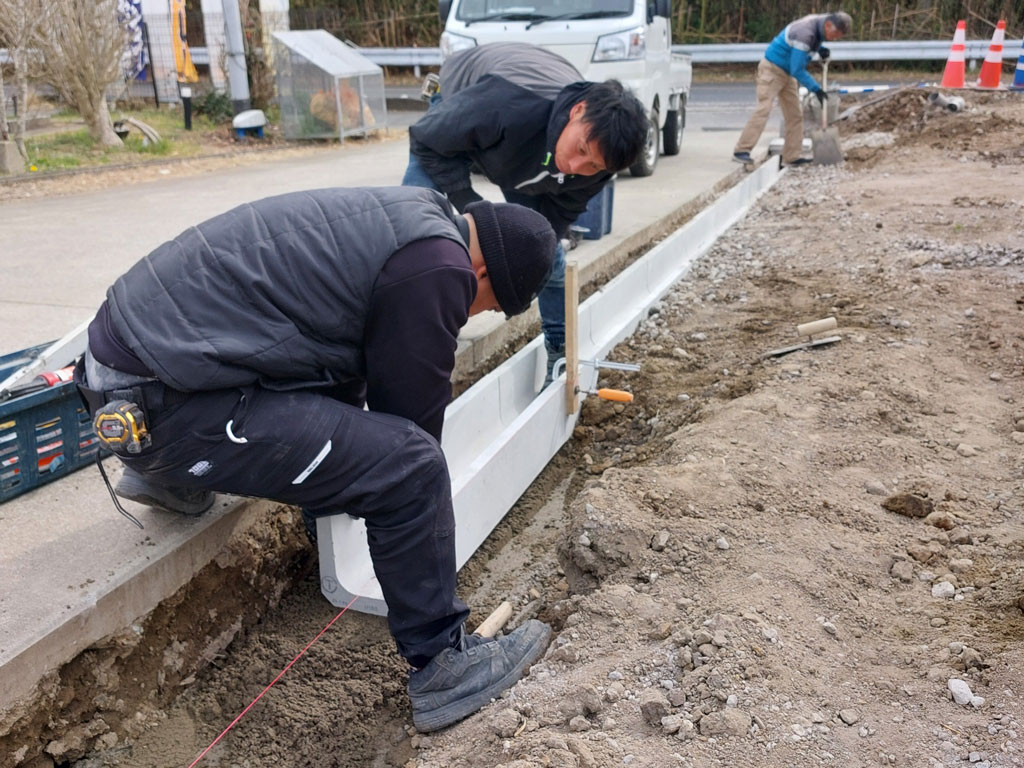 鴨川市
外構工事
排水側溝U字溝設置工事

