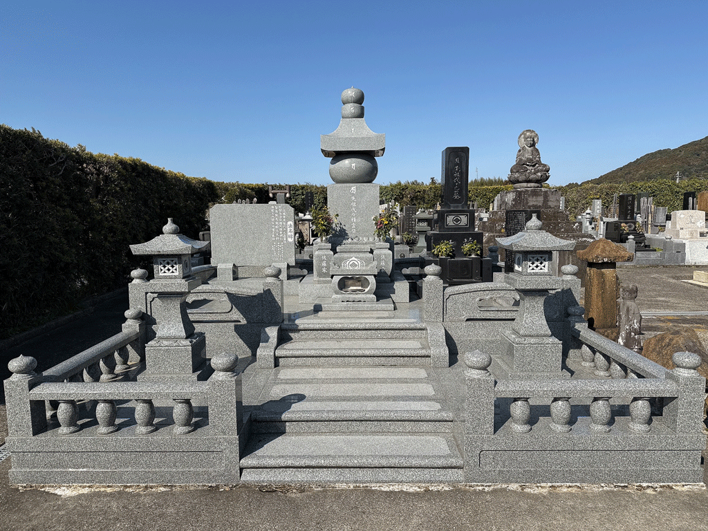 角田石材店
鴨川市
玉垣付き和墓
石灯籠と外柵を備えた伝統的な和墓