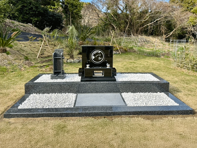 洋墓施工例
黒御影石のシンプルな洋風墓石と白玉砂利を組み合わせた、開放感のあるデザイン墓