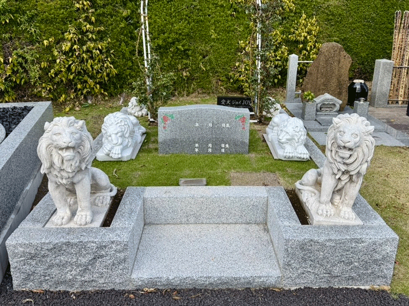洋墓施工例
ライオン像を左右に配した、グレーの御影石による洋風デザイン墓石