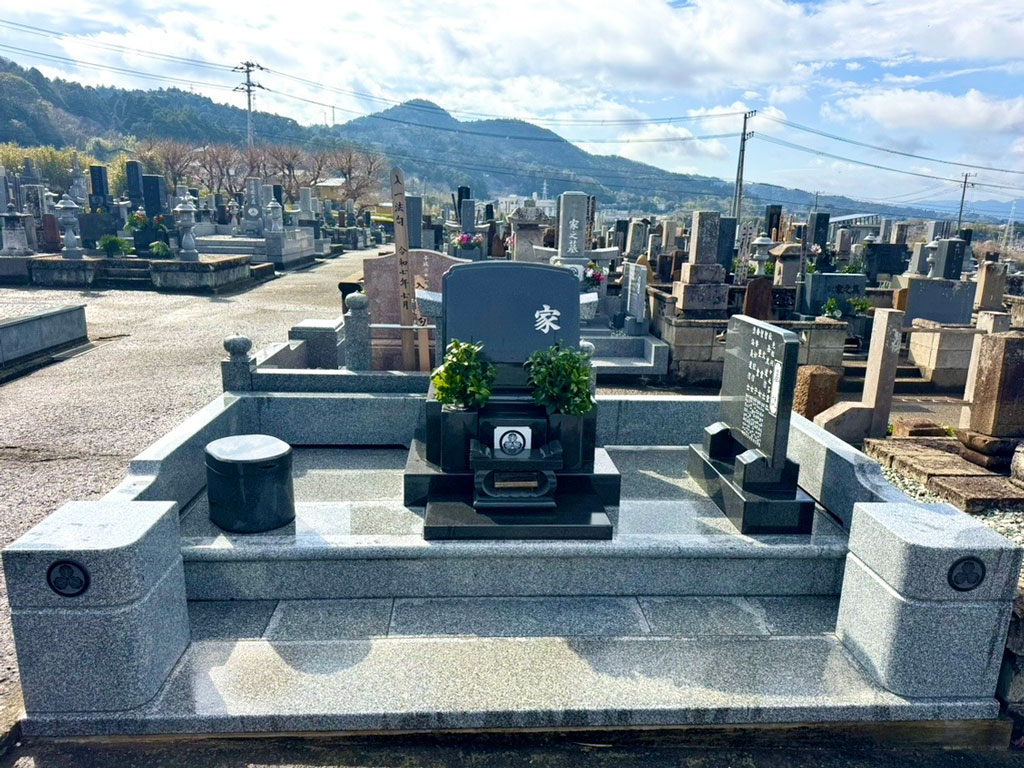 洋墓施工例
黒御影石で仕上げた重厚感のある洋墓
外柵を備えた、シンプルで落ち着いたデザイン
墓誌を備えた、上品で整った印象